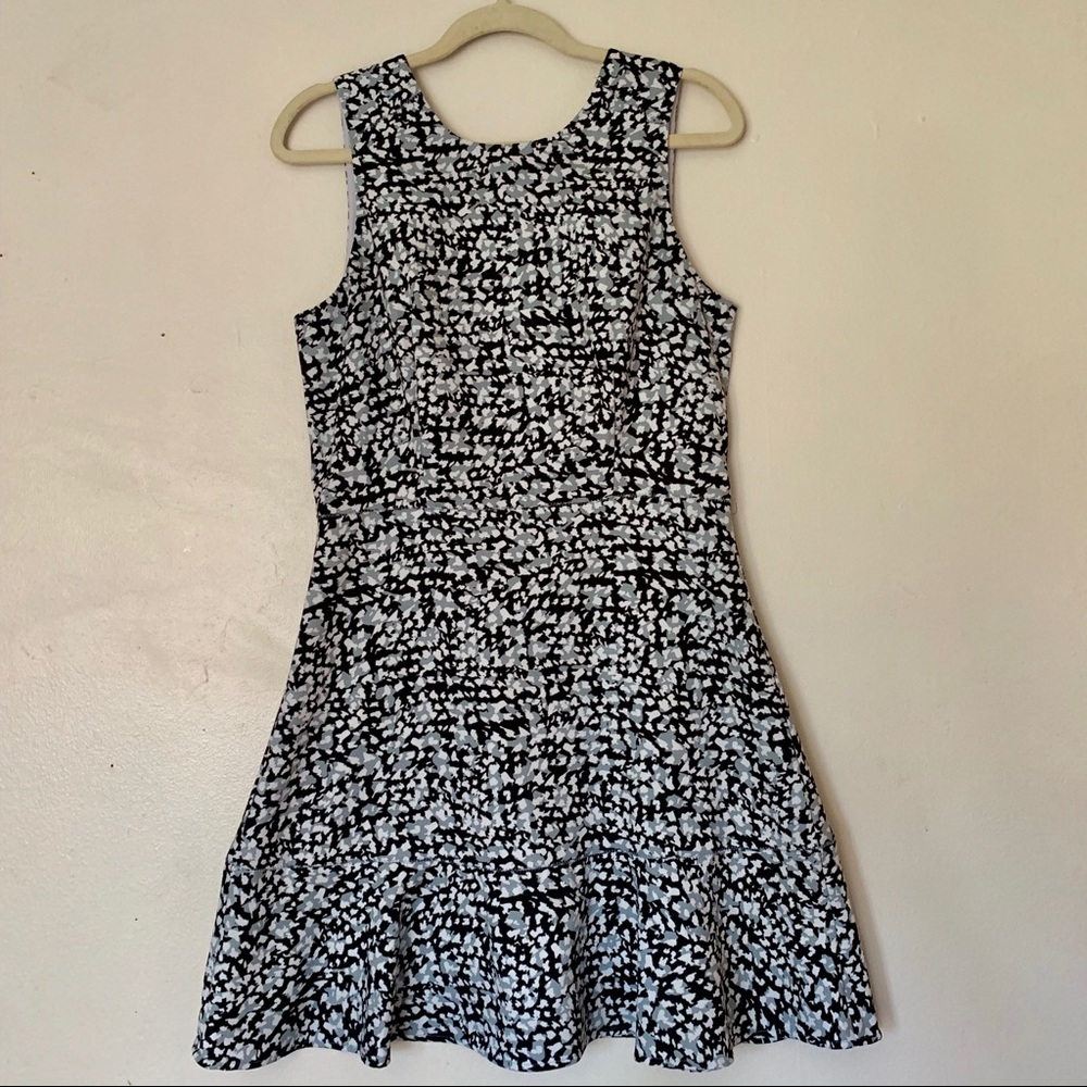 BR - SLEEVELESS FIT & FLARE DRESS - SIZE 8